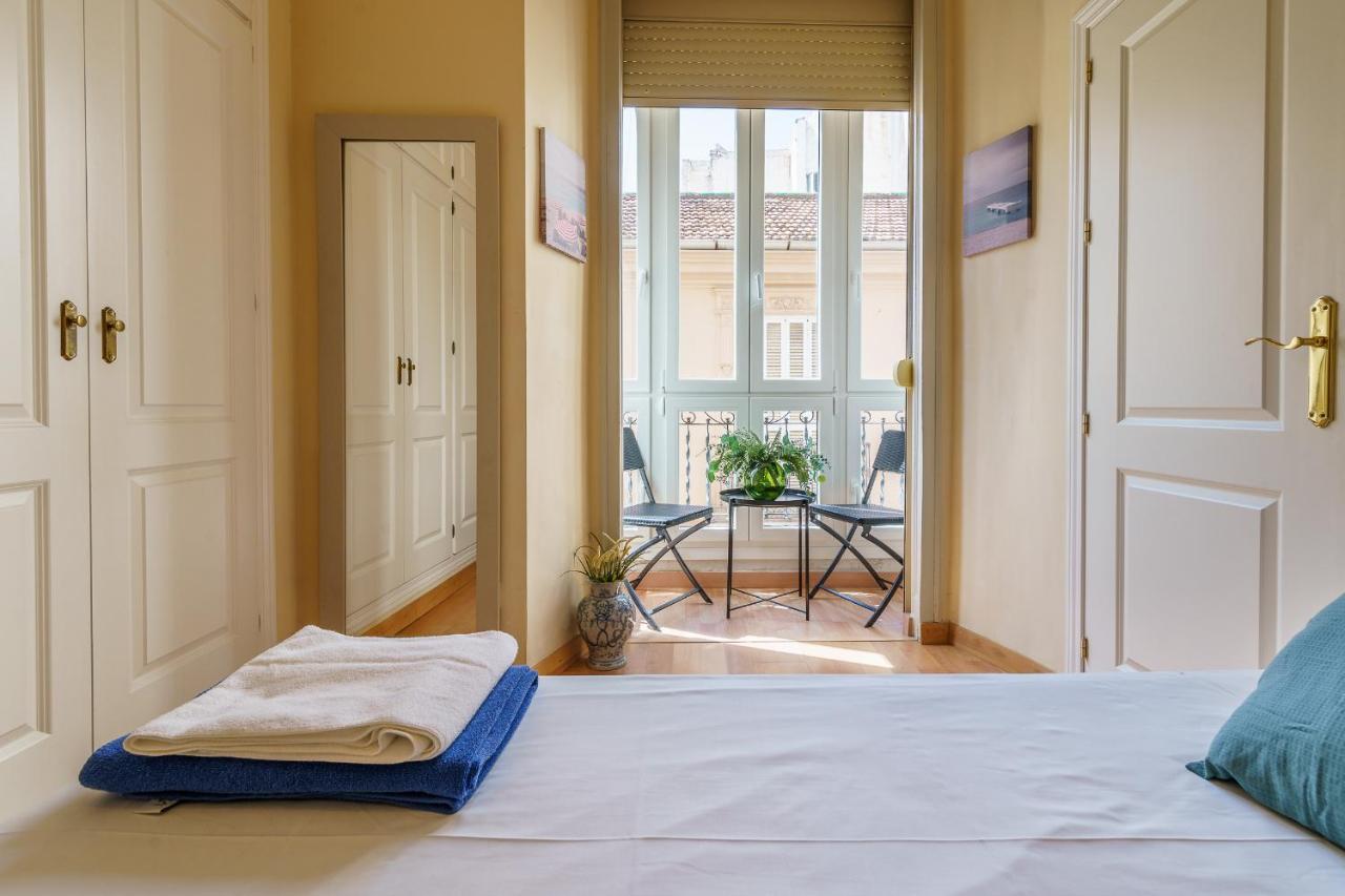 Bright Two-Bedroom Apartment In The Historic Center Малага Экстерьер фото